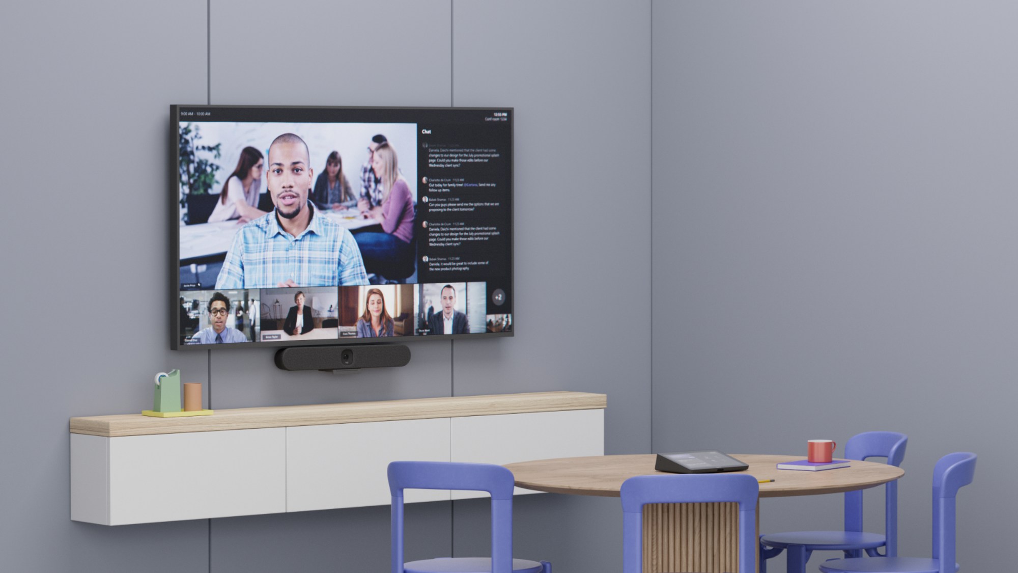 Sala pequeña con sillas moradas, Logitech Rally Bar Huddle bajo una pantalla con una videollamada de Microsoft Teams y controlador táctil sobre la mesa.